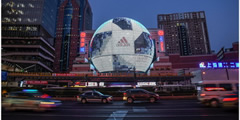 阿迪达斯打造超巨型世界杯官方比赛用球